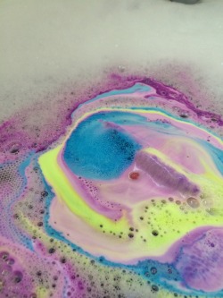 somni:  weedcraftx:  Northern Lights bath bomb ✨   (if you’re reading this i hope you know you’re wanted)