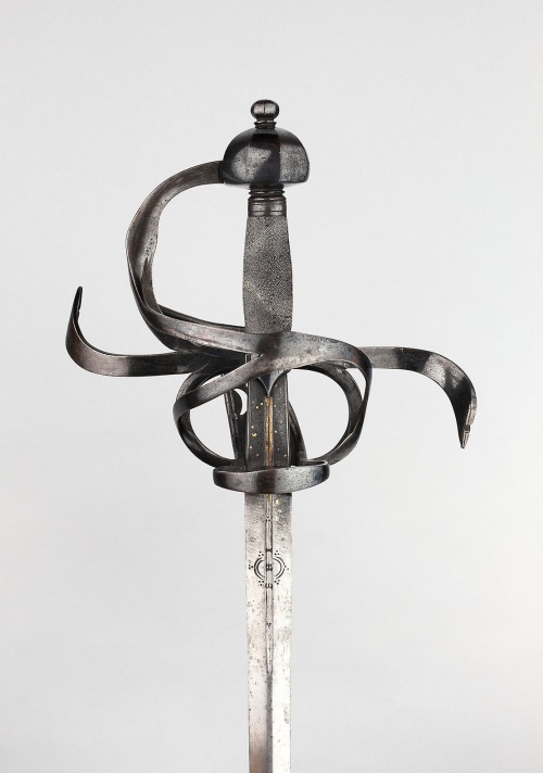 aic-armor:  Rapier of the Guard of the Duke-Electors of Saxony, 1580, Art Institute of Chicago: Arms, Armor, Medieval, and RenaissanceGeorge F. Harding CollectionSize: Overall L. 121 cm (47 5/8 in.) Blade L. 107.7 cm (42 3/8 in.) Wt. 2 lb. 13 oz.Medium: