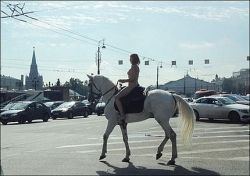 nudiarist2:  Naked Woman On Horse Rides Through Central Moscow - Around the World News - Austrian Times Online News - http://austriantimes.at/news/Around_the_World/2014-09-09/51695/Naked_Woman_On_Horse_Rides_Through_Central_Moscow 