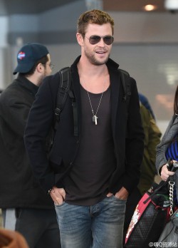 alphamusclehunks:  weepingangel0013:  Chris Hemsworth arrives at JFK Airport in NYC.(Jan 11, 2015) via 嗨Q资源站(weibo)   SEXY, LARGE and IN CHARGE. Alpha Muscle Hunks.http://alphamusclehunks.tumblr.com/archive