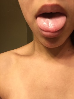 xxwelcomehome:Creamy tongue 👅