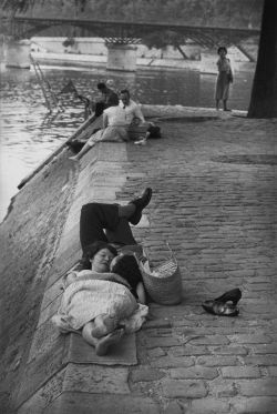 maya47000:  Vintage love Paris 1955. Henri Cartier-Bresson. 