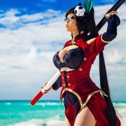 cosplay-queens:  yayahan via cosplay-queens I had the opportunity to do this really fun beach shoot in Litchi after Sukoshicon a few years ago, and I just love the resulting images!! The contrast between the deep red of the costume with the brilliant