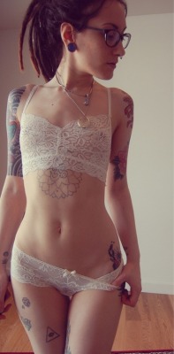eakiffh:  imissthecityilove:  drinkfrommybones:  I would die for a body like this, I am just getting bigger and bigger makes me want to hide under my covers 24/7  why would a bird want no tits??  Oh hey, another stolen and cropped photo! Joy of joys!