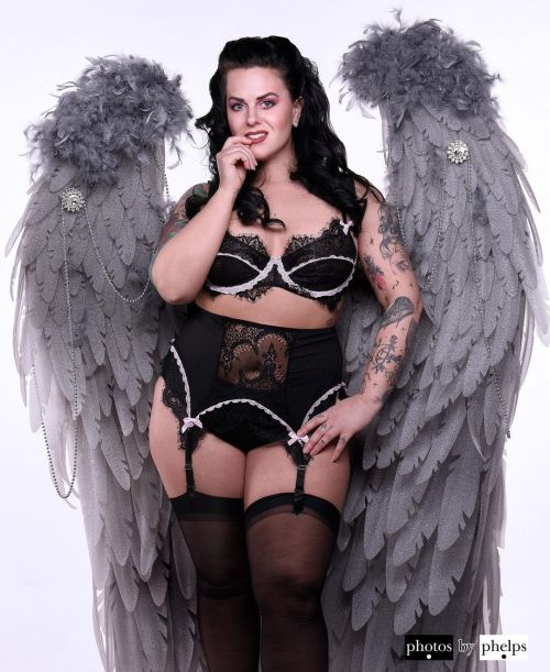 Had a fun lingerie and pin up inspired shoot as well as some Valentine concepts with Ms Sinister Rose @ms.sinister.rose    Always about the correct mood and lighting for each concept.  #angel #lingerie #photosbyphelps #glamourmodel #tattooedmodel #inked