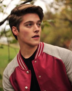thegayfleet:froy - but there’s nothing wrong with me, this is how I’m supposed to be. in the land of make believe, I don’t believe in me ➖👽➖ 