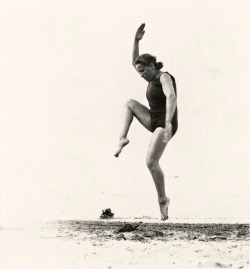 Gymnaste sur la plage, vers 1930.