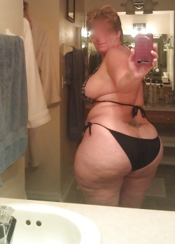 vinny2007:  nudebbwpics:  Erotic BBW  Sheâ€™s ready to sit her bare rump on my face.