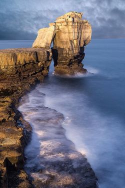 and-the-distance:Pulpit Rock Portland, Jurassic Coast, Dorset, Englandnow THAT is awesome
