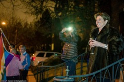 surprisebitch:  sleepnoi7es:  One of Ivanka Trumps neighbors pulled out her fur and poured some wine to watch the protesters in front of Ivankas house.  a true ally