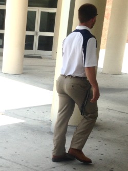 gr8kingofhearts:  mrbootiecandy: Coach’s ass being mighty fine.   Bubble