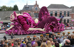 eammod: culturenlifestyle:  Annual Parade in the Netherlands Pays Homage to Vincent van Gogh with Massive Flower Floats The Coro Zundert parade in the Netherlands celebrates the country’s reputation as a global supplier of dahlia flowers since 1936.