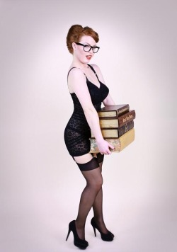 professorsubmissive:  curvyhotgirls:  Firme Hyna.  Smart is sexy. 