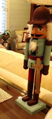 designmeetstyle:  Let’s talk about nutcrackers. They can be darling; they can also clash with the rest of your stylish home decor. To get the best of both worlds, Sarah painted her nutcrackers in fresh tones of red and aqua to complement her living