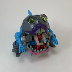 mattmanpizzaparty:  #superrobotsunday Knaw the Sharkticon! Love love love his monster mode and um, *thos is where the Titan Master goes…  #transformers #titansreturn #sharkticon #robots #giantrobots #toys #collectibles #actionfigures #figures
