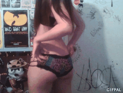 brokenhalo83:  bumfinger:  purr-purrr:  this is my first butt gif be nice to me .__.||  That’s a sexy bum!  What is there to be mean about? It’s got nice bounce ;)