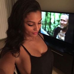 Courtney’s flashing some seriously #sexy #sideboob in this #photooftheday… And it looks like she’s a fan of #thewalkingdead! 