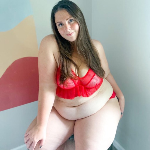 bbwpeachypop:Isn’t there something about a belly hang that just makes you want to grab it and shake it 😇