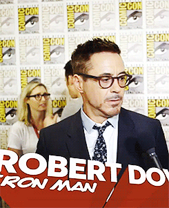 theconsultinghusbands:   Robert Downey Jr. hitting Chris Evans with a hot towel during an interview   