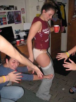 pantsing-love:  Drunk girl getting pantsed by freinds at a party   Vor versammelter Mannschaft zieht sie ihrer betrunkenen Freundin einfach mal so die Hose runter. 