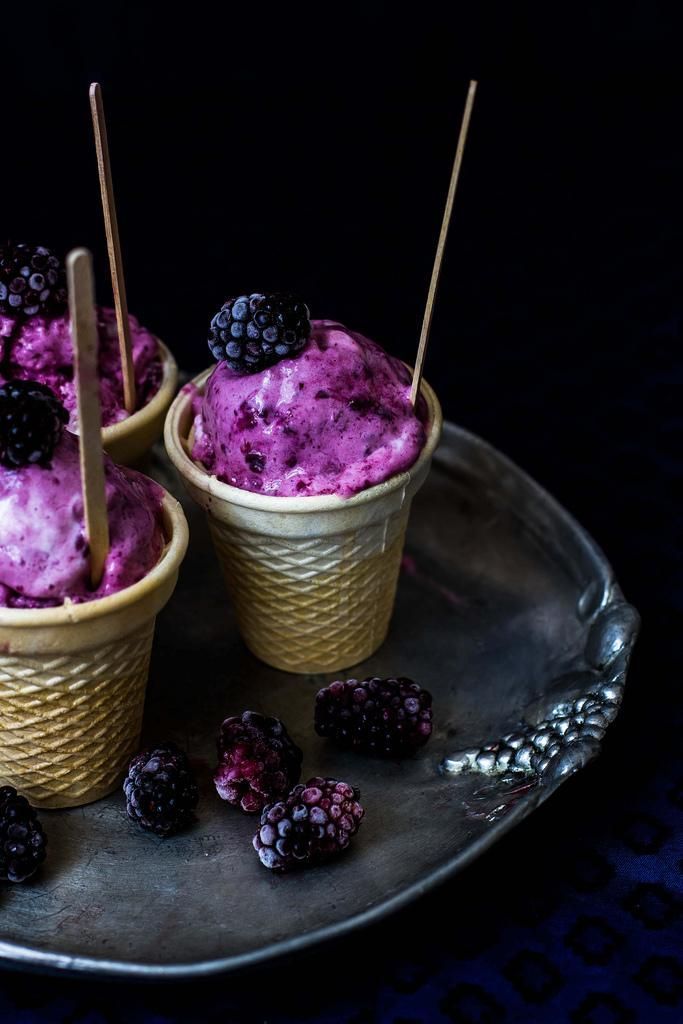 Blackberry ice-cream by Mezeselet