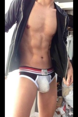 ladzonereloaded:  It’s all about the bulge