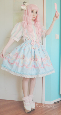 petitepasserine:  not gonna lie, I adore how my icecream dress looks like with my soft cream skirt ; - ; haha look at me being a big dumb posing with a mirror / / /  
