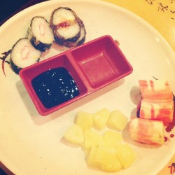 Yumm yumm yumm ðŸ£ðŸŒðŸðŸ¡ #sushi #pineapple #banana #lunch #yummm  (at Ginza Japanese Buffet)