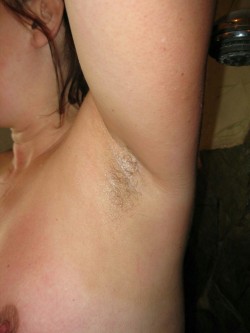 Wow her sweaty hairy armpit looks so tasty would love to dive in and start licking her sweaty pits would love to cum on her pits ummmmm