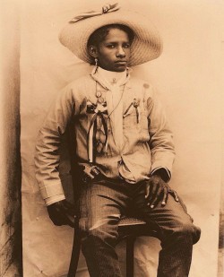 peashooter85:  Mexican soldatera (female soldier) from Michoacán, 1910.
