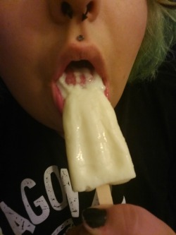 peachybbw:  Coconut popsicles are my favorite ;)