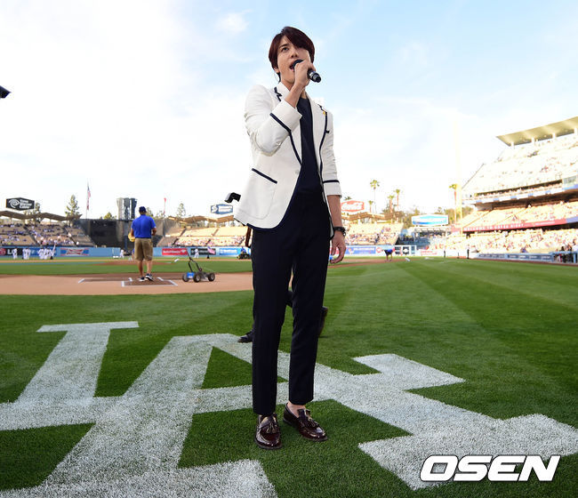 [Photos] Jung Yonghwa au Ryu HyunJin’s Game (LA Dodgers) à Los Angeles (27.05.2014) Tumblr_n69x5dljbc1t2pbr2o10_1280