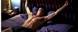 tiedspreadeagle: boundhung:  Justin Theroux, tied to the bed in Six Feet Under       (via TumbleOn)