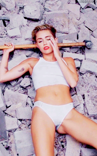Miley Cyrus Tumblr_n7q5eyfS2a1sqaaz9o2_250
