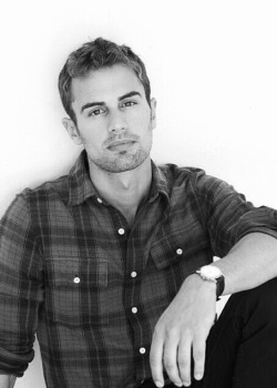 just-a-regular-teen:  Perfection | Theo James on We Heart Ithttp://weheartit.com/entry/111101759/via/piaguttu