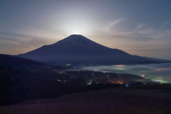 fuckyeahjapanandkorea:   	After moonset, before sunrise 2 von Shinichiro Saka 山中湖 パノラマ台の上 2015:05:03 03:33:24 満月に近い月が富士の向こうに沈んで、夜明けを待つ間の景色です。山中湖が雲に覆われ、幻想的な雰囲気になりました。