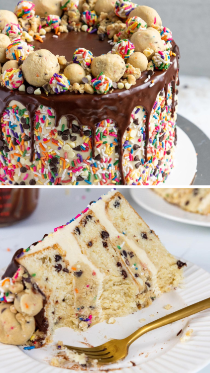 niftyrecipe:This cookie dough cake is made with tender, chocolate chip-studded cake layers and is filled with delicious layers of edible cookie dough and brown sugar buttercream.Recipe =&gt; https://niftyrecipe.com/video/22257/cookie-dough-cake