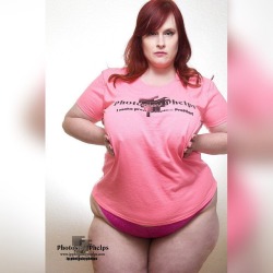 #tiddytuesday or #tatatuesday with Photos by Phelps t shirt making its self known on bbw adultstar Asstyn Martyn  @asstynmartyn while being fashionable and trendy. T shirt designed and printed by Dame @damesarts . #milf  #photosbyphelps #curvy #busty