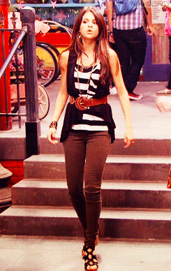 bestjelenafanfictions:  I seriously want all of Alex Russo’s clothes