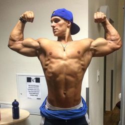 beautifulyoungmuscle:  For your masturbation pleasure… even more Steve Kris! 