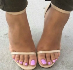 crazysexytoes:  freakyebonyfeettoes:Cute piggies Perfection  I love sexy feet