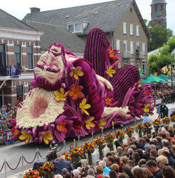 awesome-picz:  Giant Flower Sculptures Honour Van Gogh At World’s Largest Flower Parade In The Netherlands 