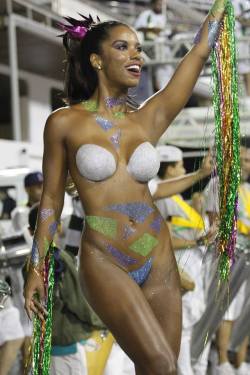   Body painted Brazilian woman at a 2016 carnival. Via Liga Carnaval LP.  