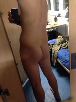ukmilitarymen:  xposed-dudes:  dan, 19, UK. Love the third pic ;)  wonder if he’s gay or straight