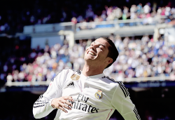 concretar: Real Madrid’s forward Cristiano Ronaldo celebrates a goal during the Spanish league football match Real Madrid CF vs Granada FC at the Santiago Bernabeu | April 5th, 2015  