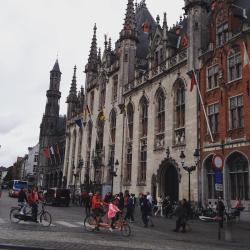 Sunday afternoon with the parents 😜 in #bruges #belgium #medieval #downtown #leighbeetravel #exploring #latergram #architecture