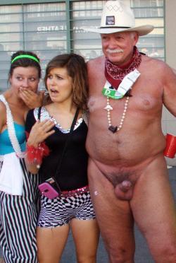 cfnmfuntown:  cfnmfemdomblog:  thesheps77:OMG dad, did you have to wear that stupid hat? yea it takes the focus off my tiny penis  Girls posing with the naked geezer!