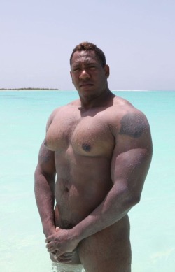 blacknthick:  That chest 