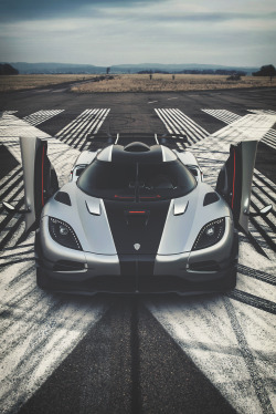 supercars-photography:  WORLD´S FIRST MEGACARThe One:1 was introduced in 2014 and was built in 6 examples, plus one prototype during 2014 and 2015. 
