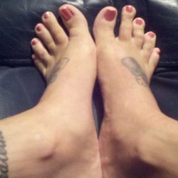 feetmakemehard:  remisuicide:  #footfetish #feetbabes #longtoes #toes #pinktoes #bigfeet #size9 #feet #soles #arch #heels #feettattoos #candytoes #prettyfeet #perfectfeet #instafeet #feetofinstagram #remisuicide  Remi